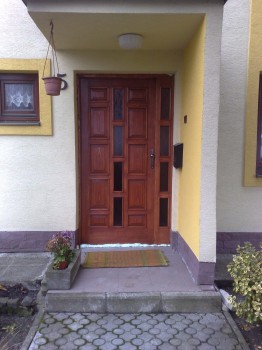 vchodové drevené dvere na mieru 